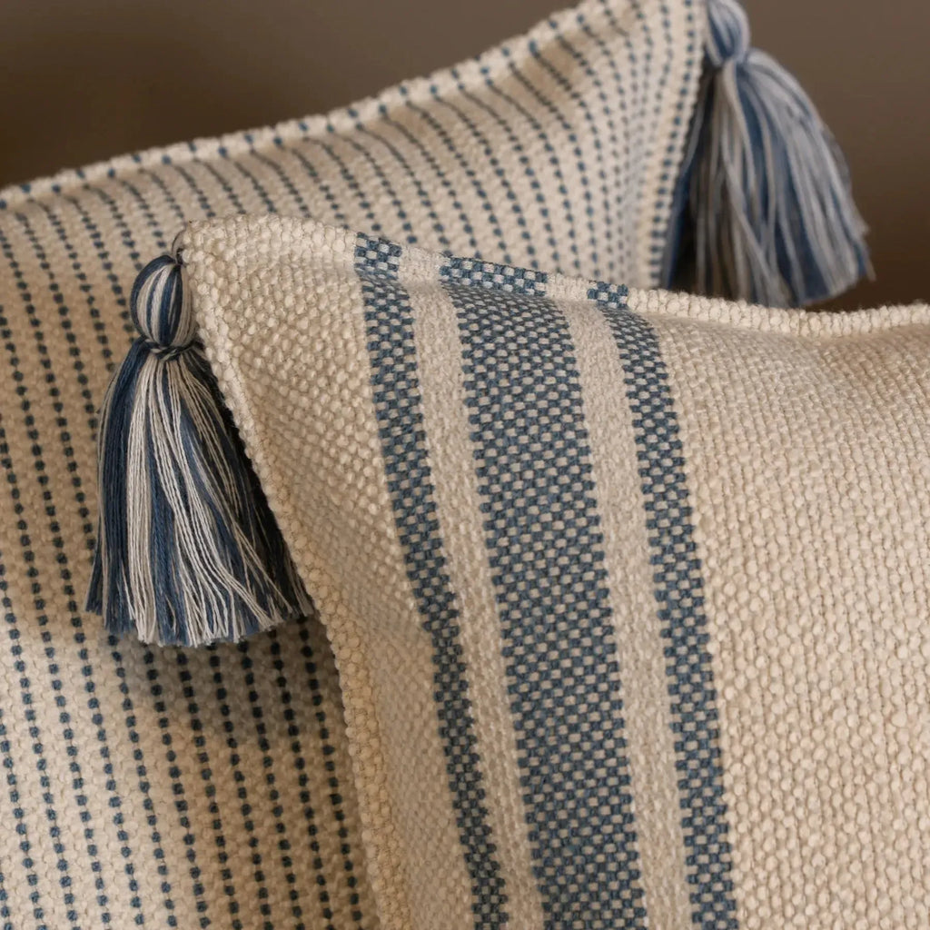 Almofada Bouclé Azul 60x60 Listra e Pingente de Tecido