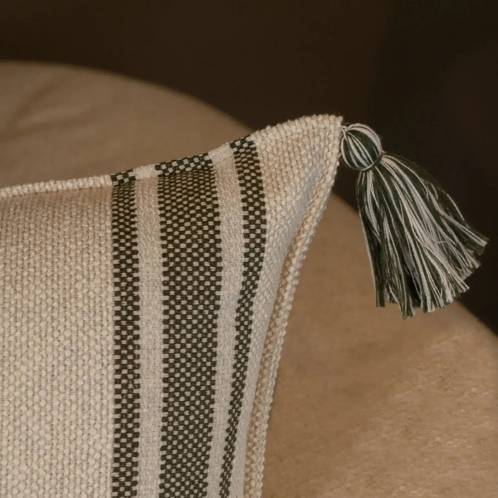 Almofada Bouclé Azul 60x60 Listra e Pingente de Tecido