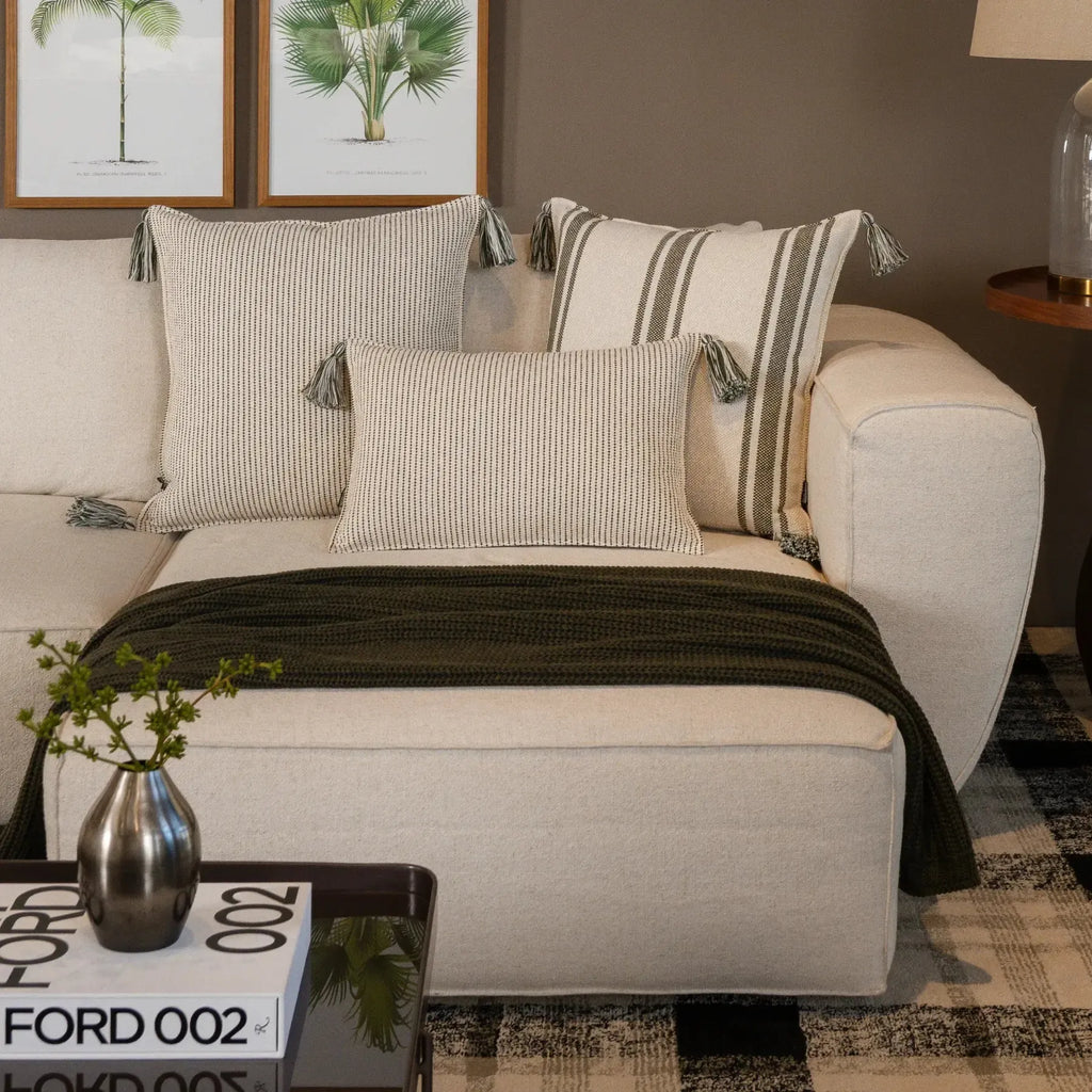 Almofada Bouclé Azul 60x60 Listra e Pingente de Tecido