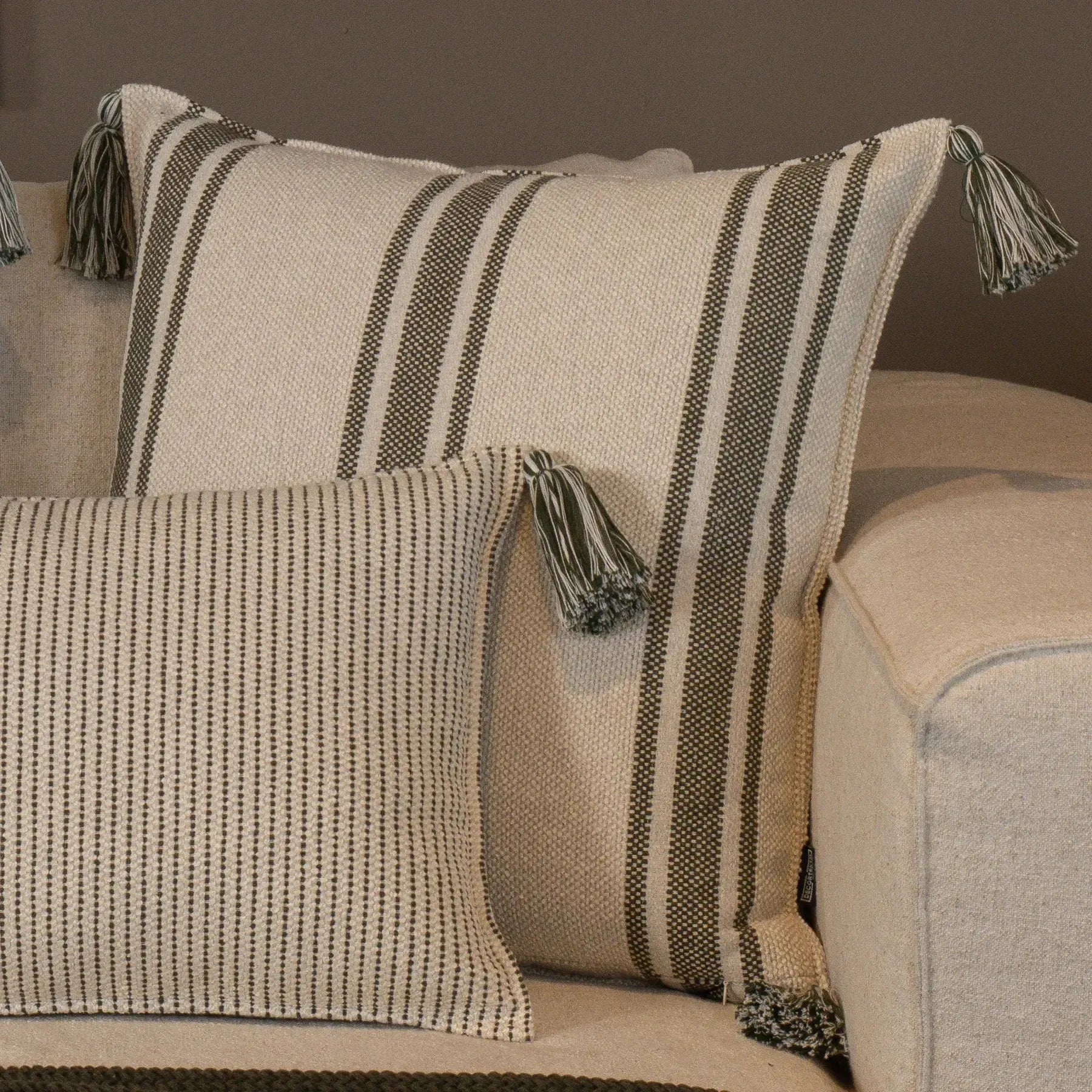 Almofada Bouclé Azul 60x60 Listra e Pingente de Tecido